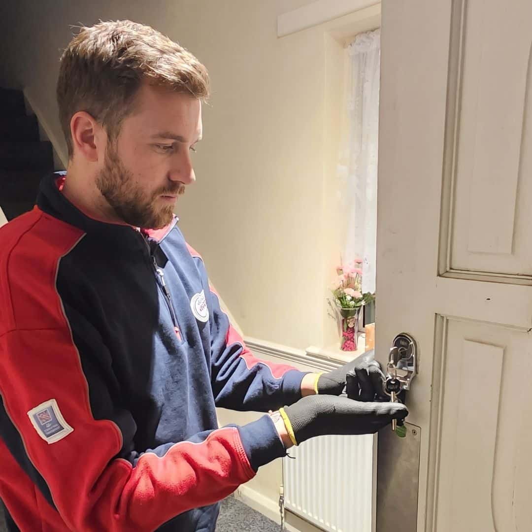 locksmiths greenford fixing a sticking door